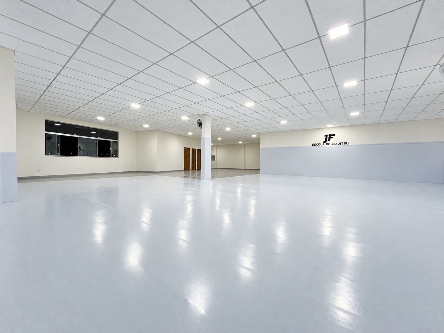 Área de treino com tatame branco instalada pela Gorilonas