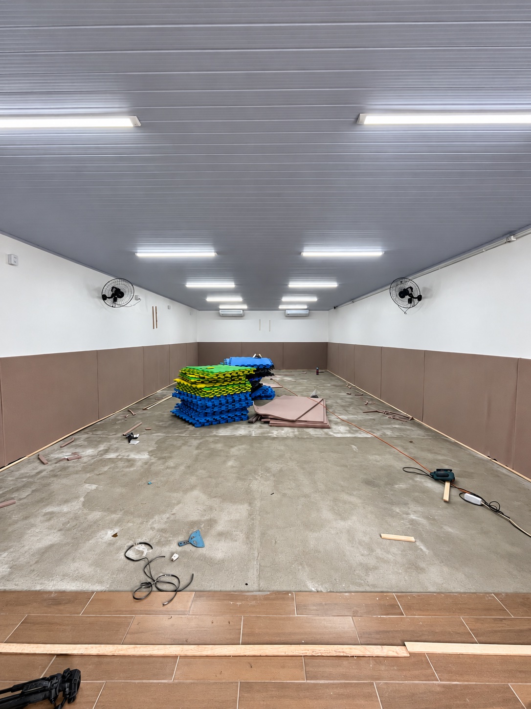 Antes: instalação em andamento com materiais no espaço