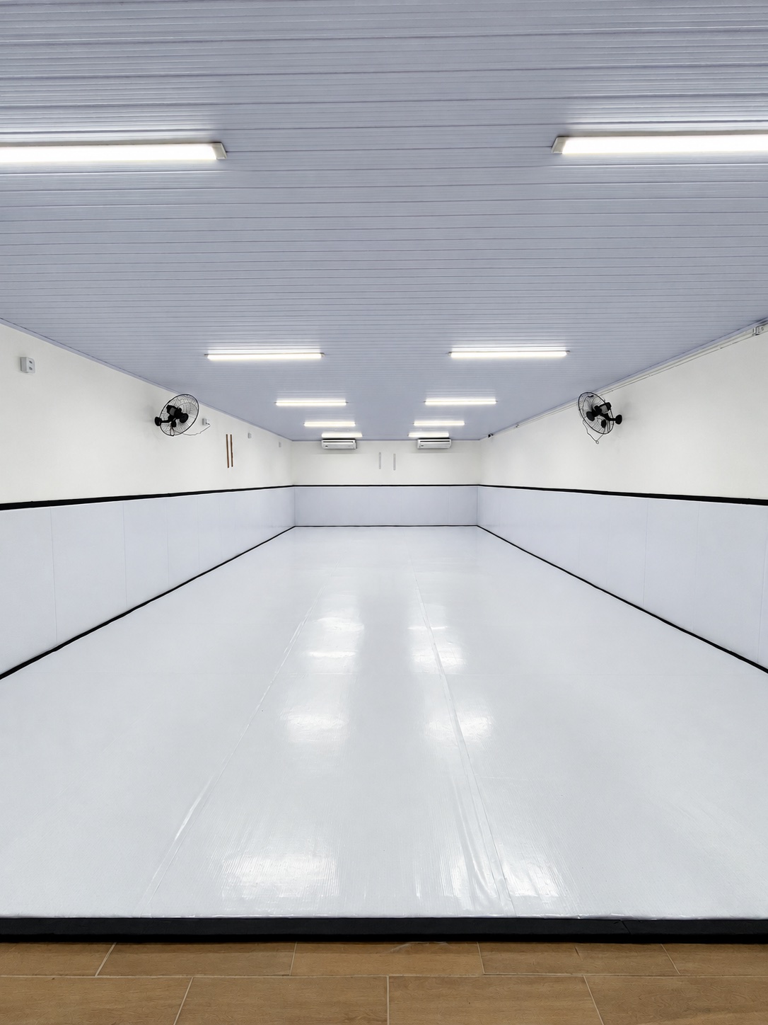 Espaço concluído com revestimento branco e detalhes pretos